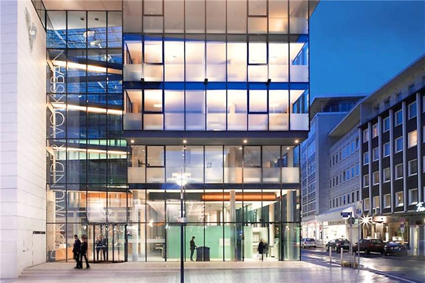 Dortmunder Volksbank fusioniert: Das sind die Folgen für Kunden Die Dortmunder Volksbank, hier das Hauptgebäude an der Betenstraße in der City, hat knapp 300.000 Kundinnen und Kunden. Jetzt kommen mit der Fusion rund 26.000 hinzu. Die technische Verschmelzung führt am Wochenende zu kurzfristigen Beeinträchtigungen.