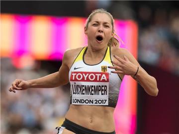 Die Dortmunderin Gina Lückenkemper jubelt bei der Leichtathletik-WM in London über ihre Vorlaufzeit über 100 Meter. Erstmals in ihrer Karriere blieb die 20-Jährige mit 10,95 Sekunen unter der magischen 11-Sekunden-Marke. Foto: Bernd Thissen