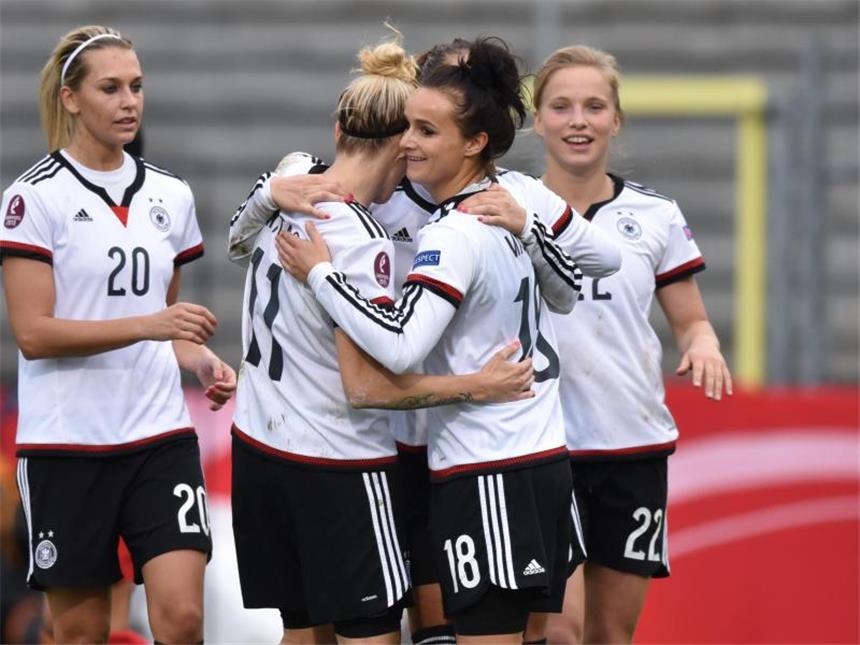 Dortmunderin Lina Magull hofft auf Olympia Die Dortmunderin Lina Magull (vorne) traf gleich in ihrem zweiten Länderspiel doppelt.