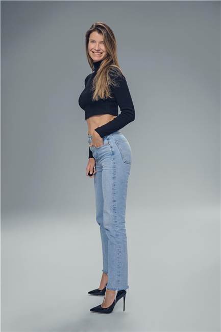 Stella (34) ist der Star der 2. Folge „GNTM“: Einblicke in ihr Leben Ganzkörperfoto von Stella.