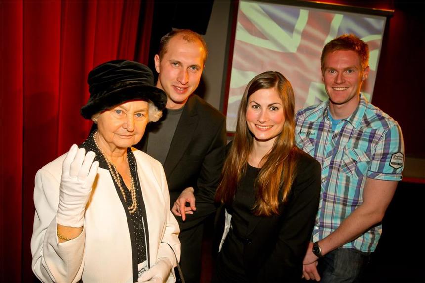 Kulturwissenschaftler begrüßen Queen Elisabeth Die Doubles sorgten für das royale Ambiente der Konferenz: Queen Elisabeth II. winkte königlich und brachte ihre »Enkel« Harry (r.) und William sowie dessen Gattin Kate mit.