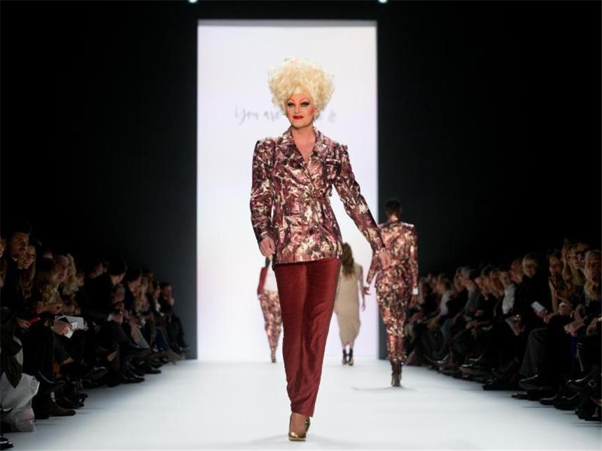 Fashion Week Berlin - Shows mit unkonventionellen Models Die Dragqueen Olivia Jones lief ebenfalls für Riani über den Catwalk. Foto: Kay Nietfeld