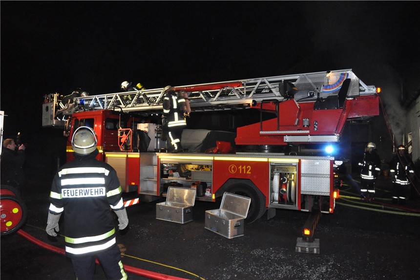 Ein Auffahrunfall in Lünen: Es krachte ausgerechnet bei der Feuerwehr Die Drehleiter des Löschzugs Brambauer wurde angefordert, um den Brand von außen von zwei Seiten zu bekämpfen.