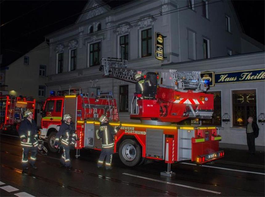 Feuer in Asseln - zwei Verletzte Die Drehleiter kam zum Einsatz.