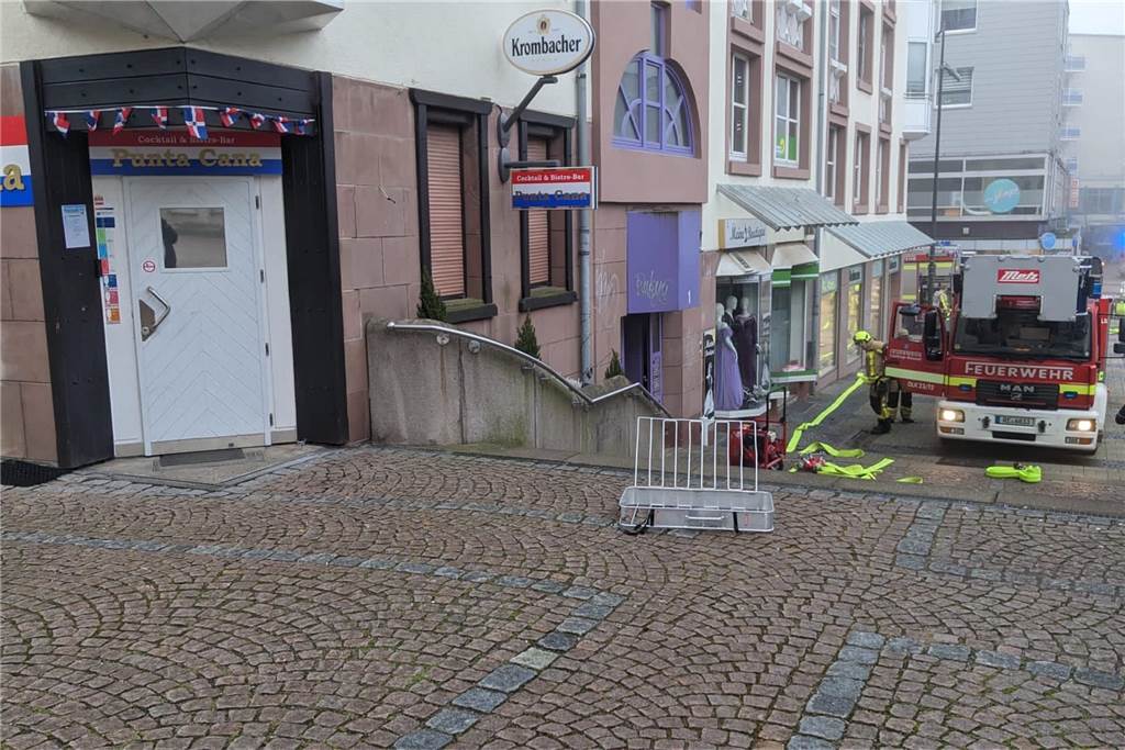Die Feuerwehr löschte einen Brand in der Bar Punta Cana am Lambertusplatz