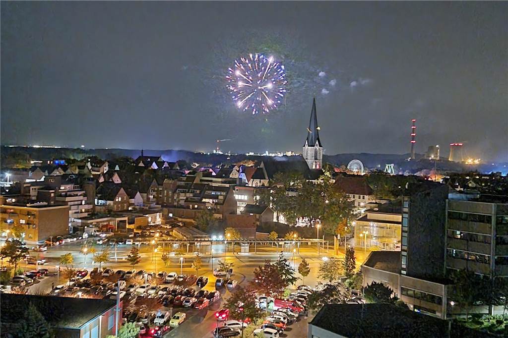 Die Drehleiterbesatzung ließ es sich nicht nehmen gegen 21 Uhr den Drehleiterkorb auf seine maximale Rettungshöhe auszufahren und das Feuerwerk aus luftiger Höhe aus zu verfolgen.