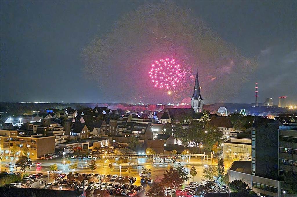 Die Drehleiterbesatzung ließ es sich nicht nehmen gegen 21 Uhr den Drehleiterkorb auf seine maximale Rettungshöhe auszufahren und das Feuerwerk aus luftiger Höhe aus zu verfolgen.