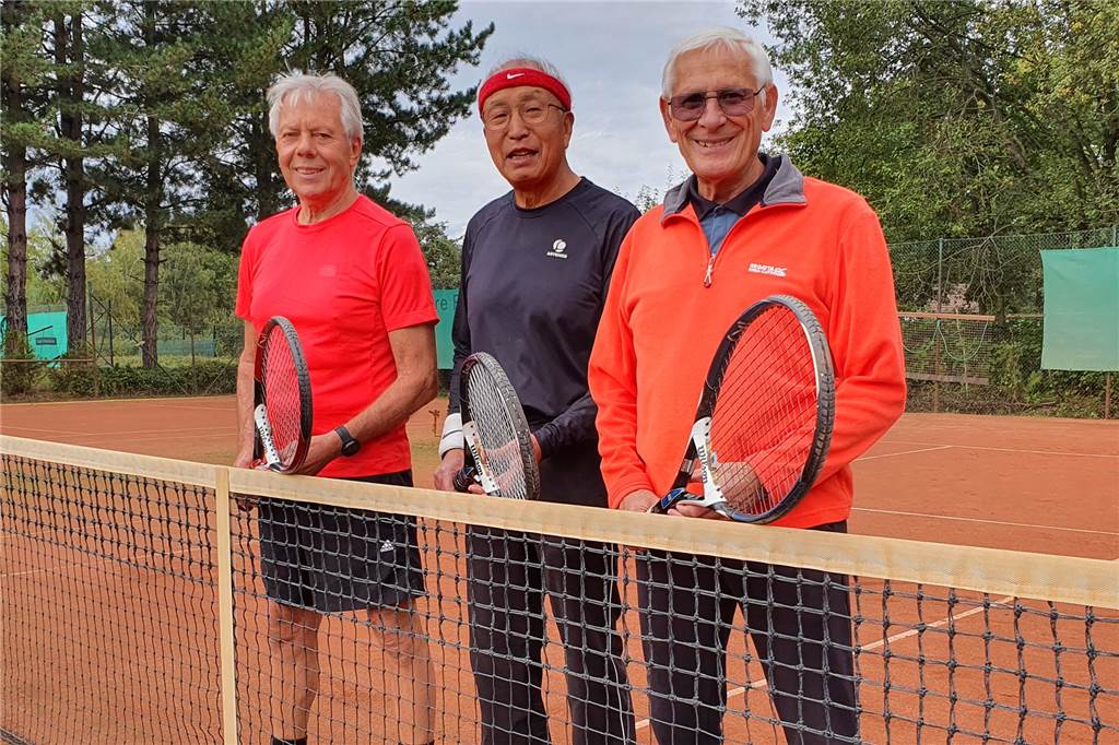 Eine Tennisabteilung trotzt großen Castrop-Rauxeler Vereinen mit Kleingarten-Feeling Die drei ältesten Aktiven des TB Rauxel: Hansi Katzensteiner, Young-Dong Choi, Alfons Ochmann (v.l.n.r.)