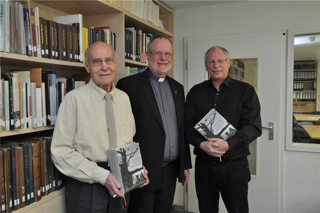 Filmemacher aus Lünen erhält besonderen Preis und präsentiert neue Idee Die drei Autoren des Buches „Hundert und eine Erzählung“: (v.l.) Dr. Widar Lehnemann, Wilfried Heß und Fredy Niklowitz. Zu einigen der Geschichten dreht Uwe Koslowski jetzt einen Film.