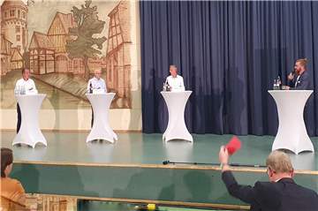 Die drei Bürgermeisterkandidaten (v.l.) Frank Engbers (CDU), Werner Stödtke (parteilos) und Maik van de Sand (WSO) stellten sich auf dem Podium den Fragen von Redakteur Stephan Rape. 