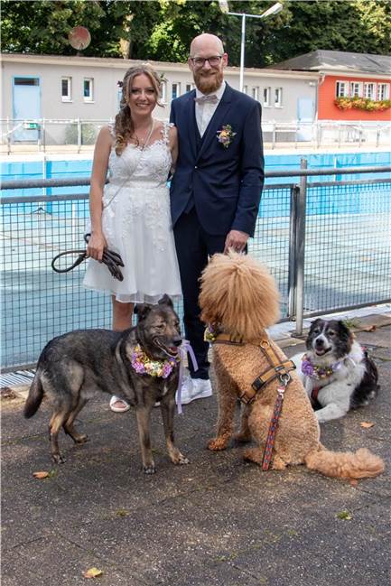 Janina Kyriakidis und Nils Schumacher heiraten im Parkbad Süd Die drei Familienhunde Luke, Yasou und Skillo waren bei der Trauung im Parkbad Süd dabei.