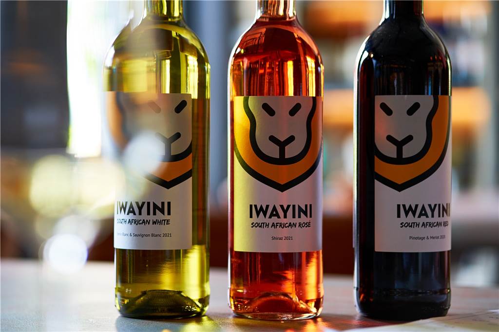 Südafrika-Expertin macht den Test: Wie schmeckt‘s in der Weinbar „Iwayini“? Die drei Hausweine kosten jeweils nur 6,50 Euro pro Flasche.