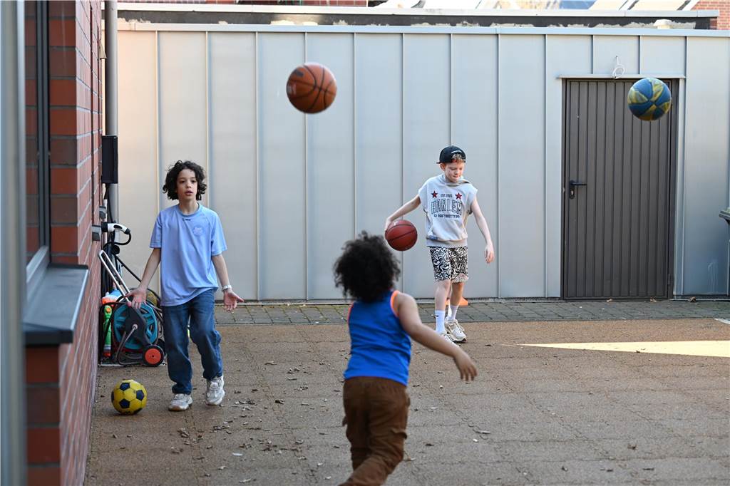 LippeBaskets bejubeln 300 Mitglieder: Zu Besuch bei Familie Janicki Die drei Kinder spielen im Garten.
