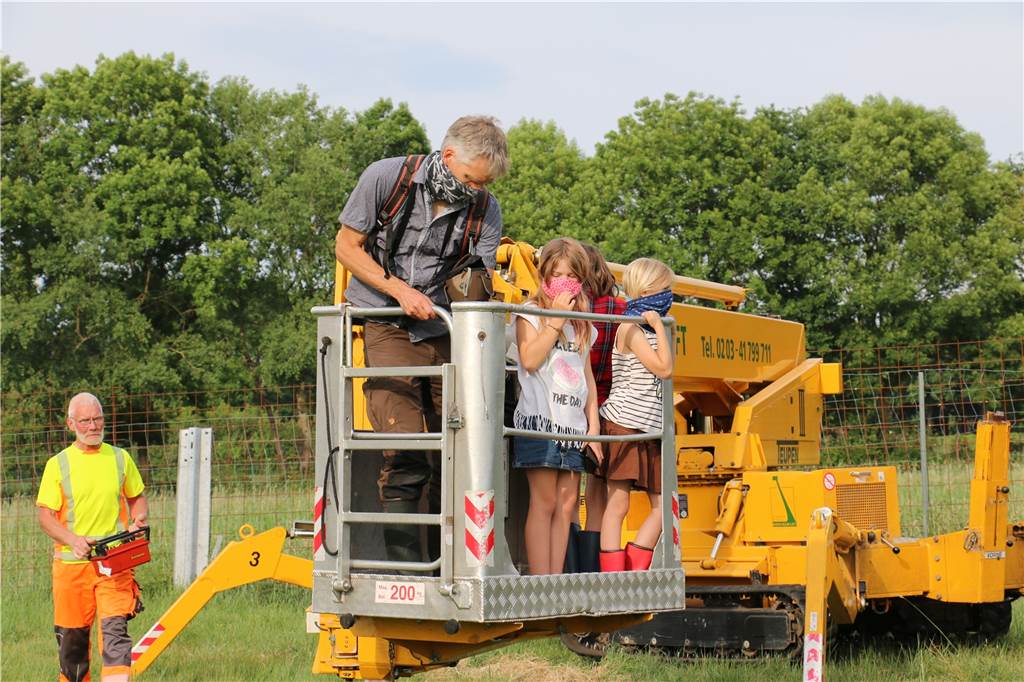 Duthene, Doyten und Deuten heißen die Deutener Jungstörche Die drei Kinder Inga und Tessa Ribbrock und Lotte Kuehn hatten die tolle Gelegenheit, ganz vorsichtig einen Blick ins Storchennest zu werfen.