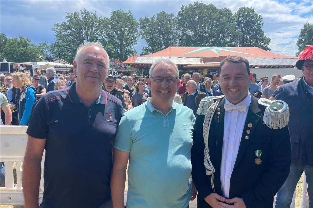 Simon Köcher und Sophia Schlüter regieren das Schützenfest-Volk (mit Video) Die drei Königsanwärter vor dem finalen Schießen: Michael Schierenberg, Stefan Brückner und Simon Köcher