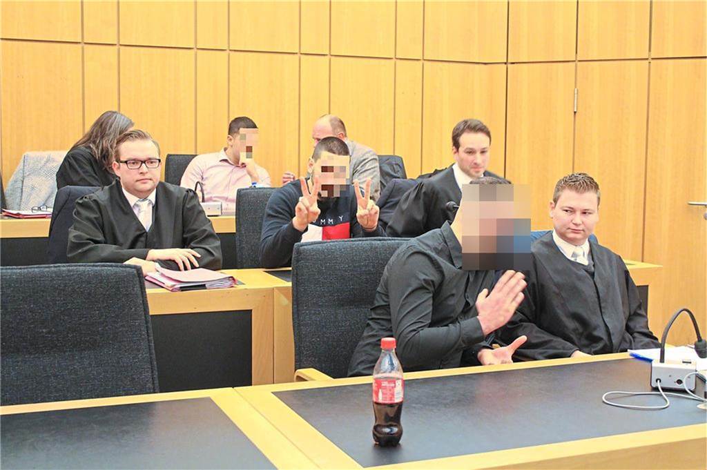 TTT-Mitglied stahl in Oedinger Tankstelle Hunderte Packungen Zigaretten Die drei Köpfe der TTT-Bande (mittlere Reihe) und ihre Anwälte am letzten Prozesstag (22. Dezember 2017) vor dem Landgericht Münster. Die an diesem Tag dort verhängten Urteile wurden inzwischen vom Bundesgerichtshof bestätigt.