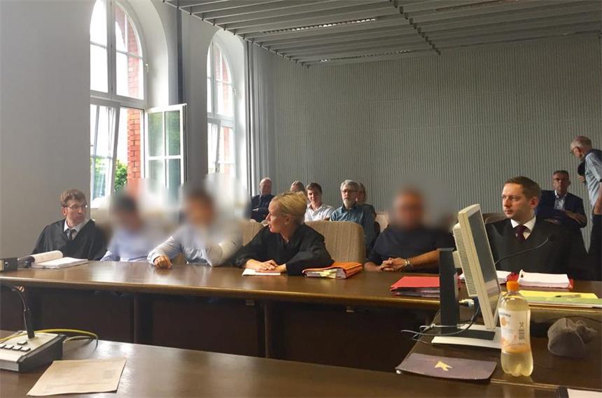Die drei Männer aus Polen hatten an der Seite ihrer Anwälte im Verwaltungsgericht Gelsenkirchen Platz genommen.