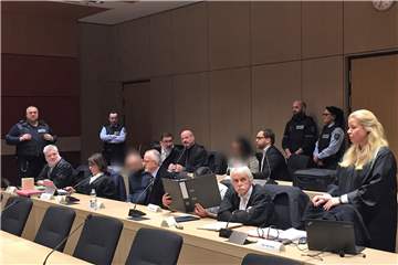 Die drei mutmaßlichen "Pfarrhaus-Einbrecher" beim Prozessauftakt am Bochumer Landgericht.