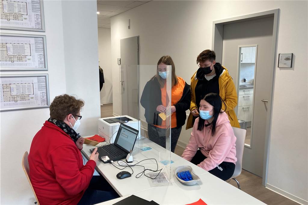 Kreis Coesfeld setzt auf mobiles Impfangebot - wie in Capelle Die drei Schwestern Yosefin, Elina und Leandra Rick bekamen alle ihre dritte Corona-Impfung im Dorfgemeinschaftshaus Capelle.