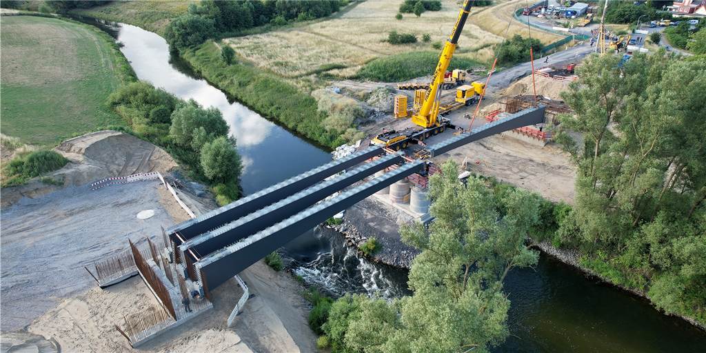 300 Tonnen Stahlträger für Lippebrücke zwischen Olfen und Ahsen Die drei Stahlträger der Lippebrücke auf Olfener Seite liegen hier bereits auf Behelfsstützen. Am Freitagmorgen (8. Juli) wurden die drei Träger auf Ahsener Seite montiert, auf diesem Bild ist bereits einer zu sehen.