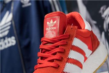 Die drei Streifen von Adidas haben einen großen Widererkennungswert. Ein Grund, warum andere Sportartikelhersteller keine ähnlichen Logos verwenden dürfen. Foto: Daniel Karmann