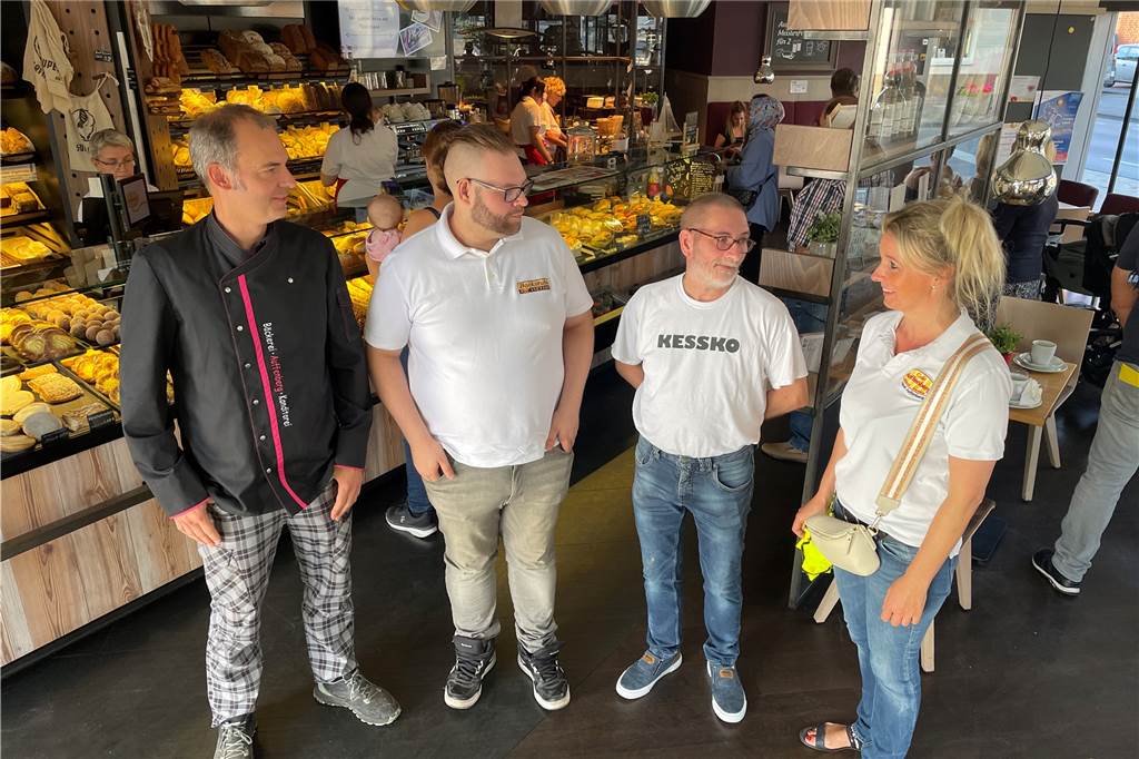 Auffenberg zum Ende des Wettbewerbers Vieting: „Es ist so traurig“ Die drei verbliebenen Handwerks-Bäckerei-Betriebe mit Alexander (l.) und Isabel (r.) Auffenberg sowie Mitja Wolf (Vieting, 2.v.l.) und Christian Hötzschold von Bäckerei Kortmann Ende August bei einem Krisentreffen.