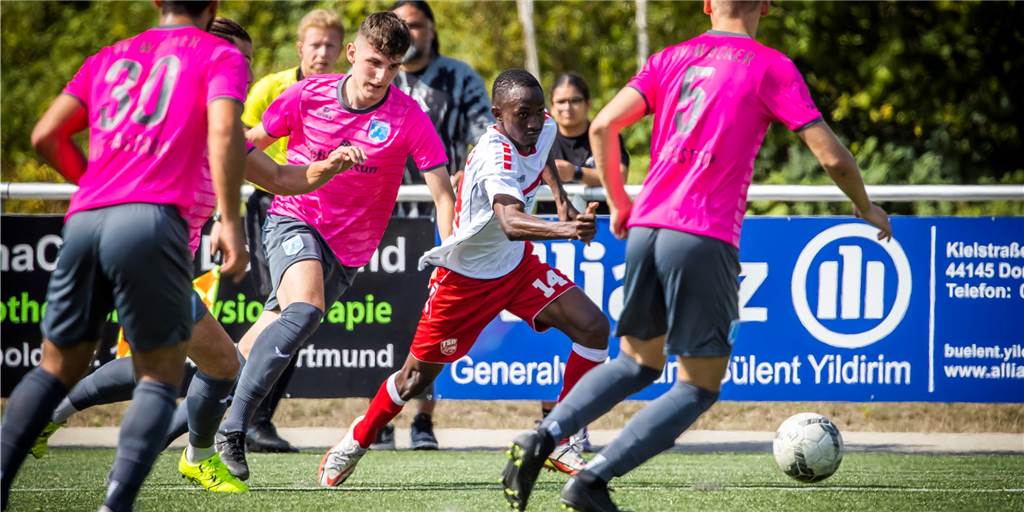 Wacker Obercastrop zum Start chancenlos gegen Türkspor Die drei Wacker-Spieler Serhat Can (l.), Bakir Basic (2.v.l.) und Nick Jünemann (r.) versuchen hier, Türkspors Ibrahim Diallo vom Ball zu trennen. Häufig gelang das den Wacker-Spielern nicht. Türkspor gewann mit 3:1.