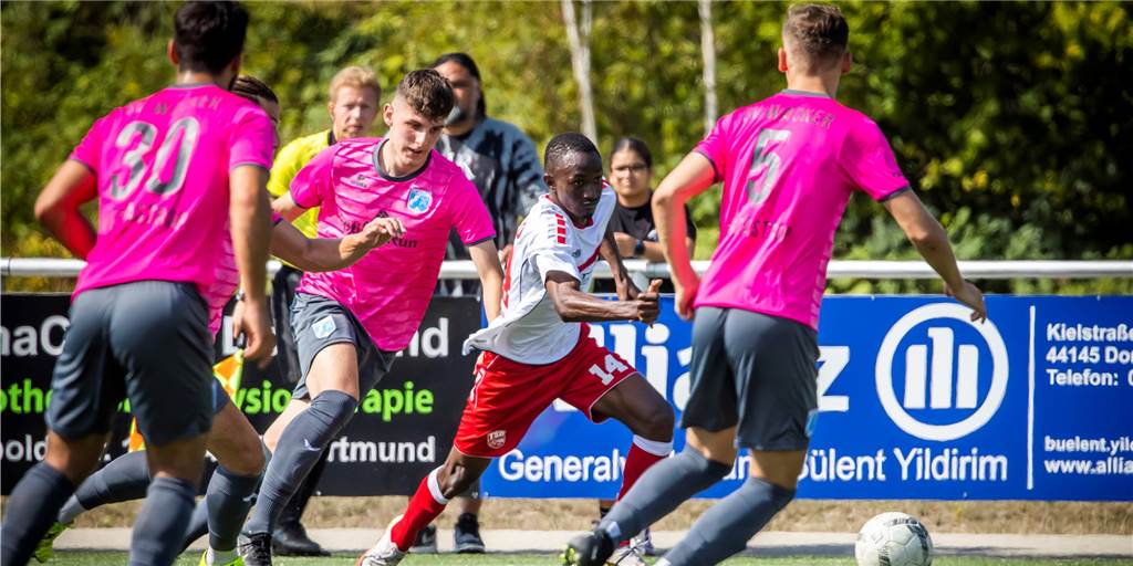 Aufsteiger Türkspor dominiert zum Auftakt Wacker Obercastrop - ein Spieler überragt Die drei Wacker-Spieler Serhat Can (l.), Bakir Basic (2.v.l.) und Nick Jünemann (r.) versuchen hier Türkspors Ibrahim Diallo vom Ball zu trennen. Häufig gelang das den Wacker-Spielern nicht. Türkspor gewann mit 3:1.