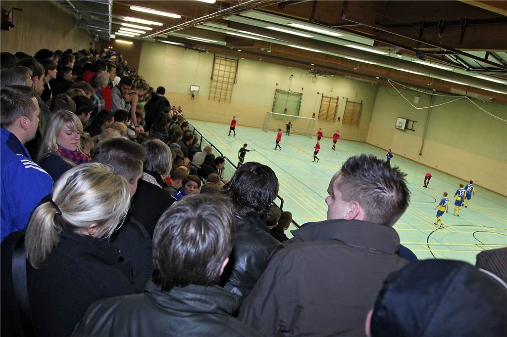 Energiekrise: Sparsame und die gefräßigste Turnhalle in Castrop-Rauxel Überfüllte WBG-Halle bei den Hallenfußball-Stadtmeisterschaften 2012.