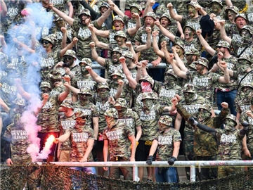 Die Dresdener Fans sorgten auch in Karlsruhe wieder für Ärger. Foto: Uwe Anspach