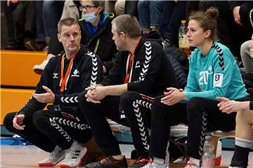 Die Drittliga-Partie gegen Ibbenbüren am Freitag ist für Königsborns Handballerinnen abgesagt. „Frühestens am kommenden Montag haben wir wieder mehr Leute beim Training“, sagte Königsborns Trainer Kai Harbach (l.).