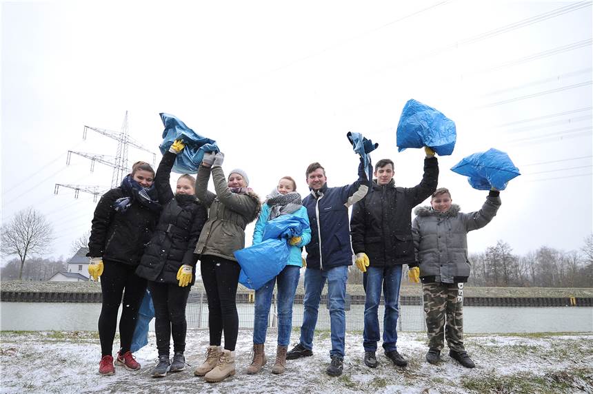 Nach Corona-Verschiebung: Sammeln Ende Oktober wieder 300 Menschen Müll? Die DRLG sammelte beim Platzverweis dem Dreck am Kanal schon häufiger reichlich Müll aus den Böschungen.