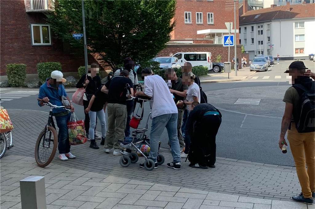 Suchtforscher zur Drogenszene: „Man muss Geld in die Hand nehmen“ Die Drogenszene in der Dortmunder City ist zunehmend zu einem Problem für Bewohner, Händler und Besucher geworden. „Die massiven Auswirkungen des Konsums übersteigen zum Teil die Kapazitäten in den niedrigschwelligen Einrichtungen der Drogenhilfe“, stellt Suchtforscher Prof. Dr. Heino Stöver fest.