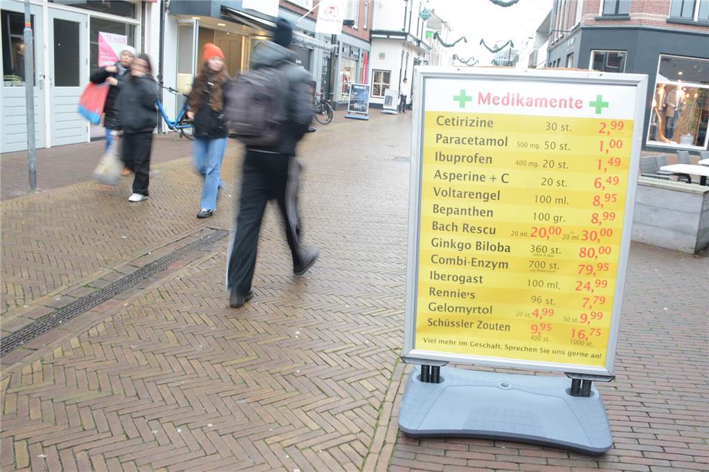 Die Drogerie in der Innenstadt von Winterswijk lockt deutsche Kunden mit niedrigen Preisen. 