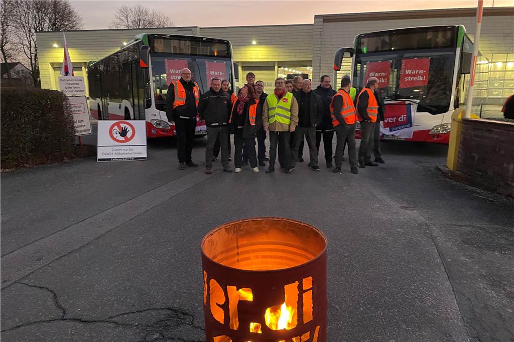Die DSW21 hat am Standort Castrop-Rauxel rund 140 Beschäftigte, davon 135 Busfahrer. Sie streikten am Donnerstag für 10,5 Prozent mehr Lohn, mindestens aber 500 Euro mehr im Monat.