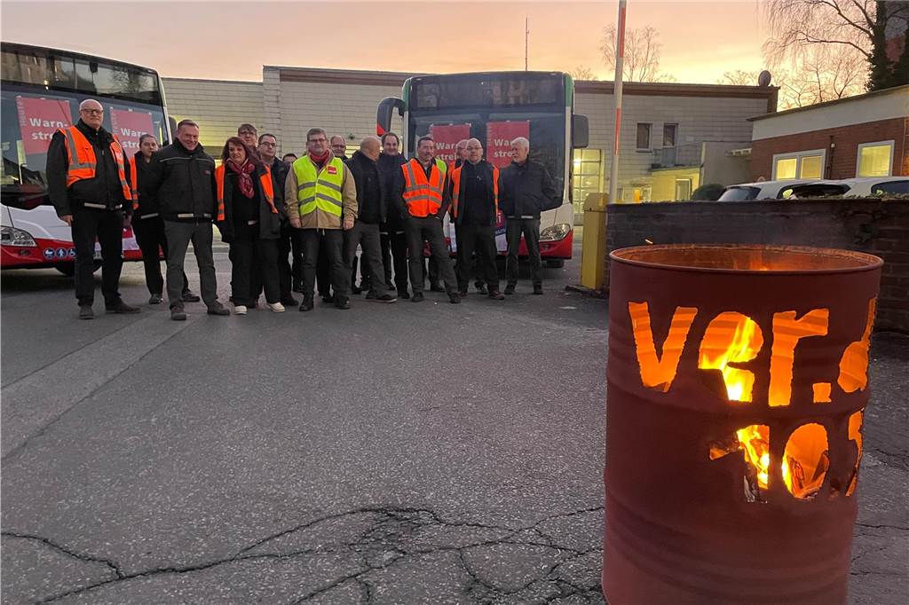 Die DSW21 hat am Standort Castrop-Rauxel rund 140 Beschäftigte, davon 135 Busfahrer. Sie streikten am Donnerstag für 10,5 Prozent mehr Lohn, mindestens aber 500 Euro mehr im Monat.