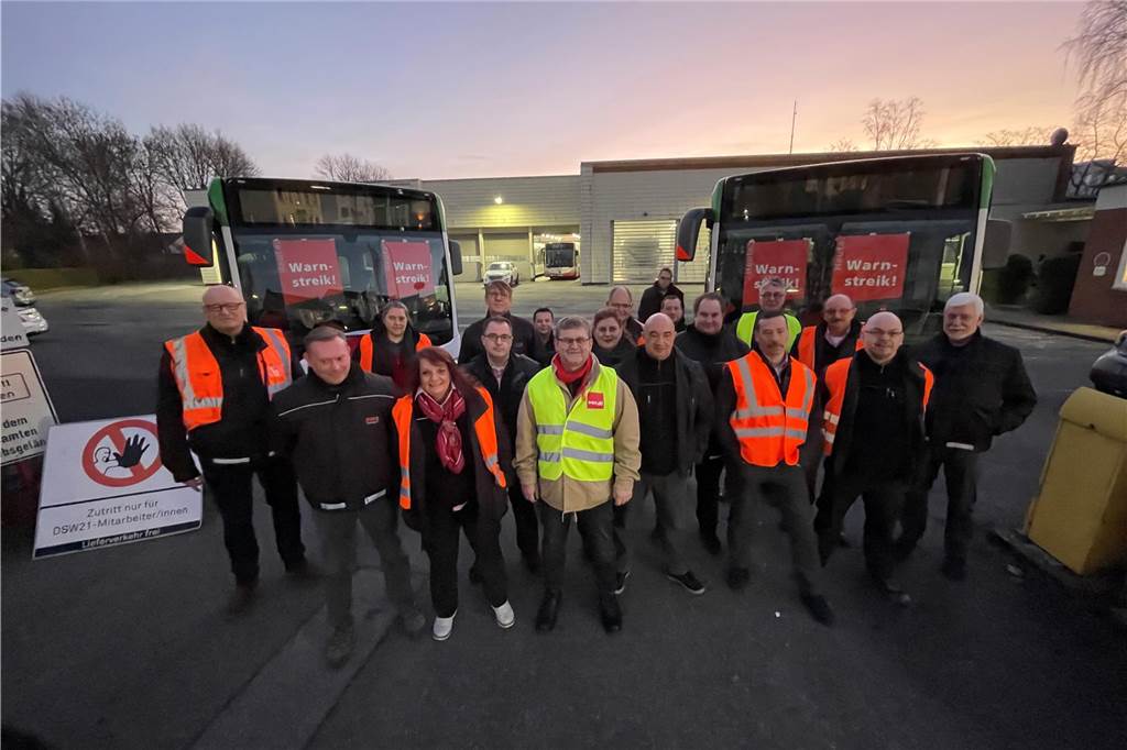 Die DSW21 hat am Standort Castrop-Rauxel rund 140 Beschäftigte, davon 135 Busfahrer. Sie streikten am Donnerstag für 10,5 Prozent mehr Lohn, mindestens aber 500 Euro mehr im Monat.