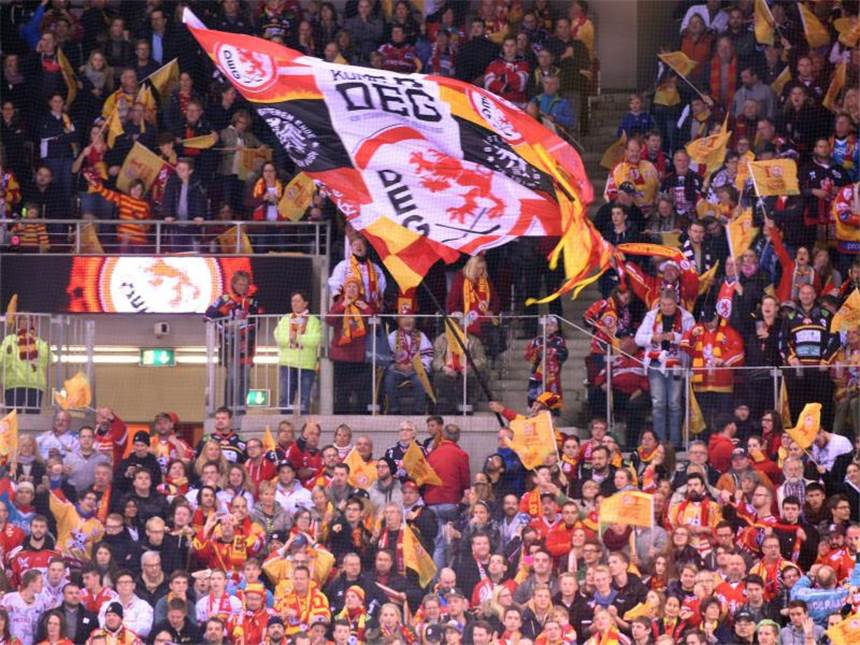 DEG jubelt über Sieg gegen Köln - München gewinnt weiter Die Düsseldorfer EG gewinnt das Derby gegen die Kölner Haie mit 4:2. Foto: Henning Kaiser