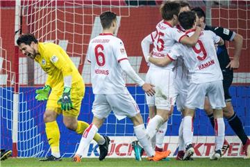 Die Düsseldorfer Profis jubeln über das Tor zum 4:2 - Bielefeld-Keeper Stefan Ortega ärgert sich. Foto: Marcel Kusch