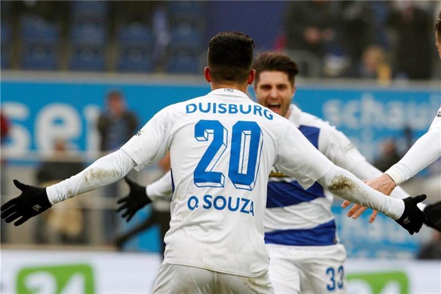 MSV Duisburg gewinnt Heimspiel: Rückschlag für Fürth Die Duisburger Cauly Souza (l) und Moritz Stoppelkamp. Foto: Roland Weihrauch