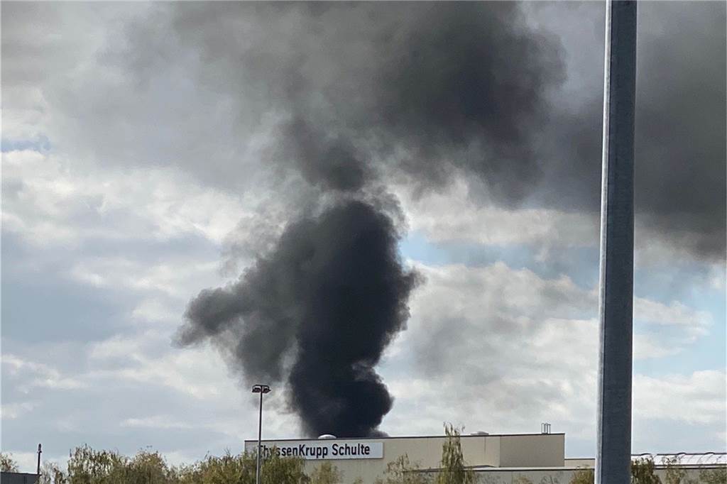 Die dunklen Rauchschwaden des Feuers am Hafen waren am Samstagmittag auch vom anderen Ende der Innenstadt zu sehen.