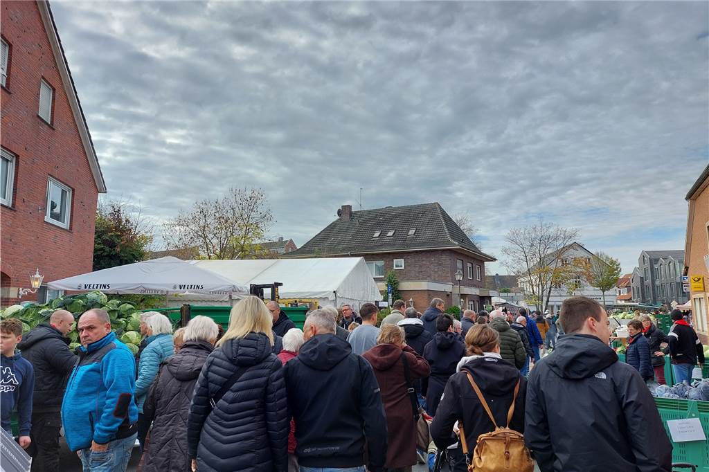 Menschen laufen über den Kappesmarkt 2022.