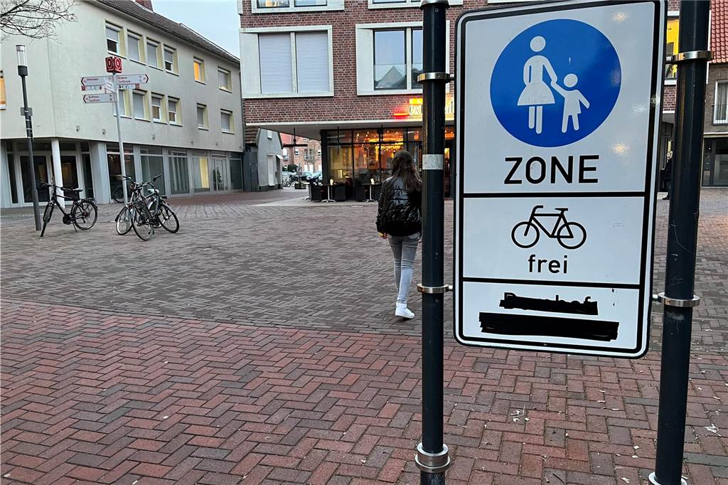 Durchfahrt zum Domhof bleibt geschlossen: „Testphase“ wird verlängert Die Durchfahrt wird für den motorisierten Verkehr wohl noch weiter gesperrt bleiben.