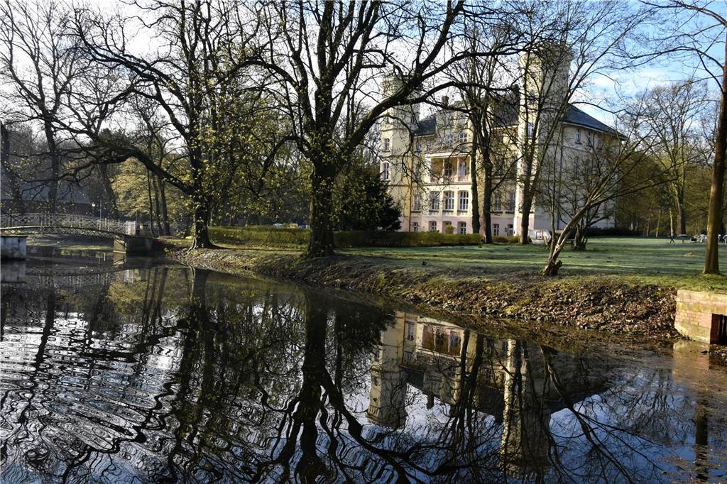 Wandertipp für die Ostertage: Entlang des Wassers und durch historische Parkanlage Die Durchschreitung des Schwansbell-Parks mit dem Schlossgebäude aus dem 19. Jahrhundert ist eines der Highlights der Tour.