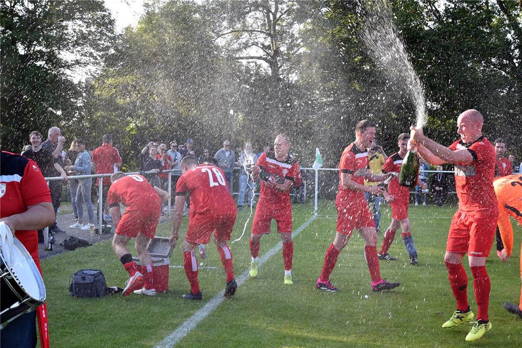 SG Bockum-Hövel sichert sich das Triple: Deutlicher Sieg im Finale gegen SVE Heessen Die Dusche durfte nach dem Spiel nicht fehlen.