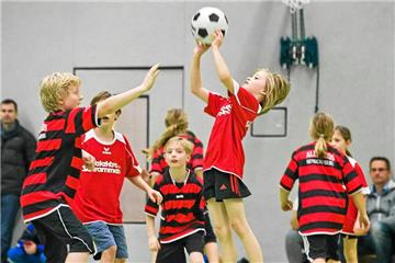 Die E-Jugend des HKC Albatros (gestreifte Hemden) unterlag dem Schweriner KC mit 1:8.