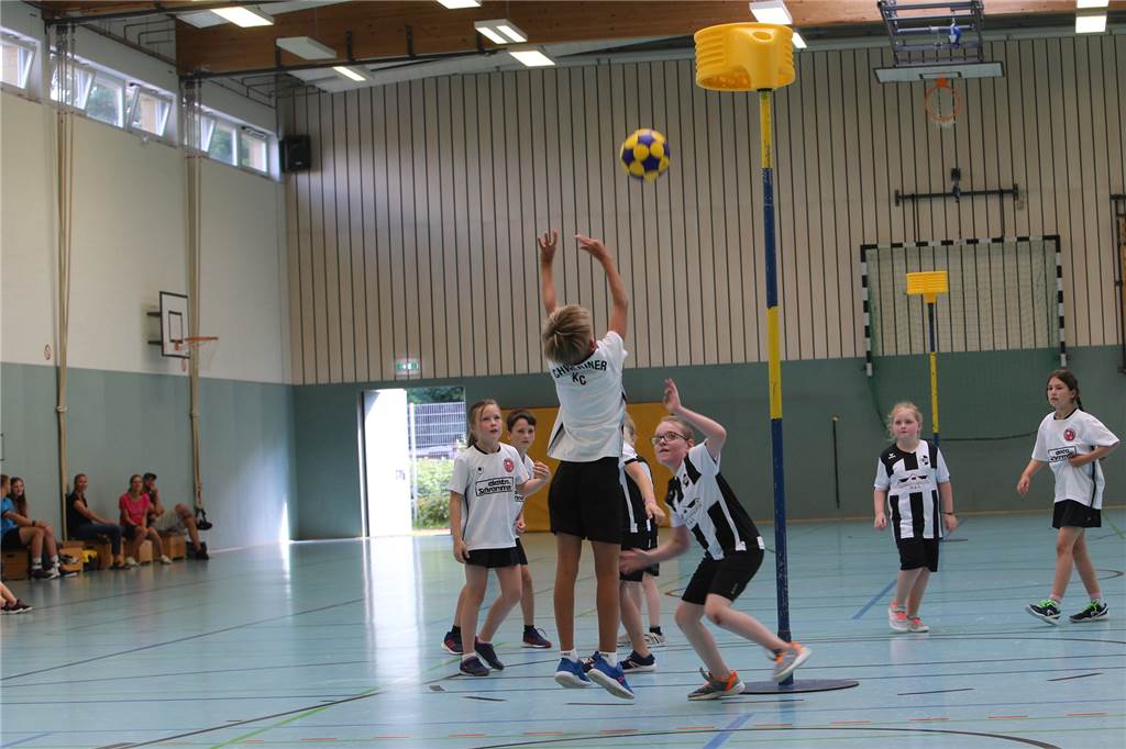 Normalität kehrt im deutschen Korfballsport wieder ein durch Turnier in Castrop-Rauxel Die E-Jugend des Turniergastgebers an der Kleinen Lönsstraße, der Dattelner KC (gestreifte Hemden), spielte zum Auftakt des Tages gegen den Schweriner KC.