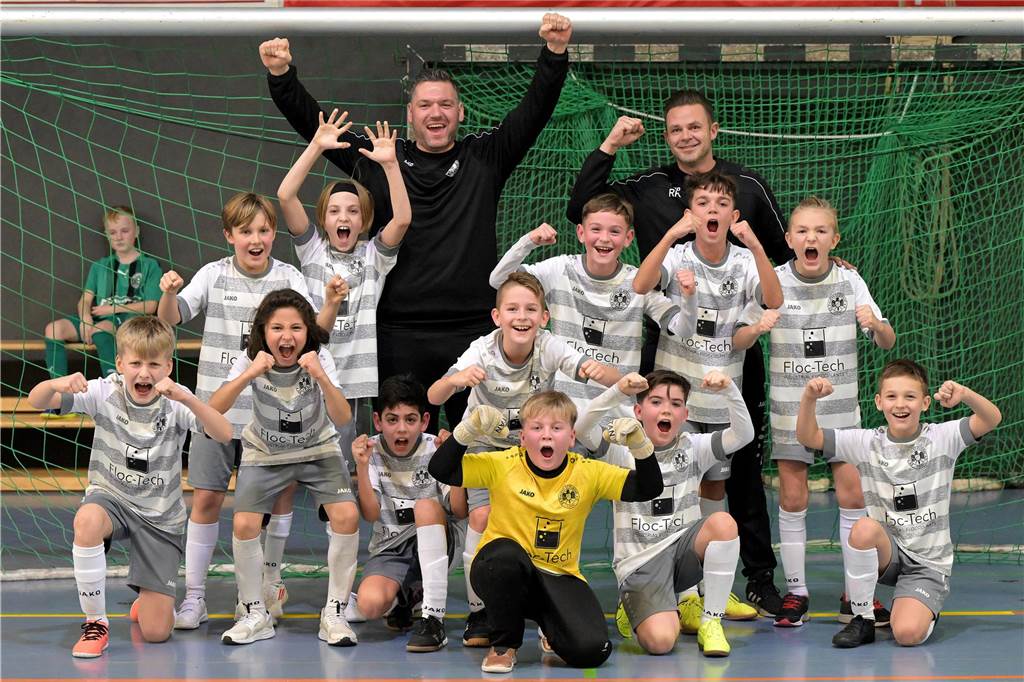 Die E-Jugend vom SV Preußen jubelt.