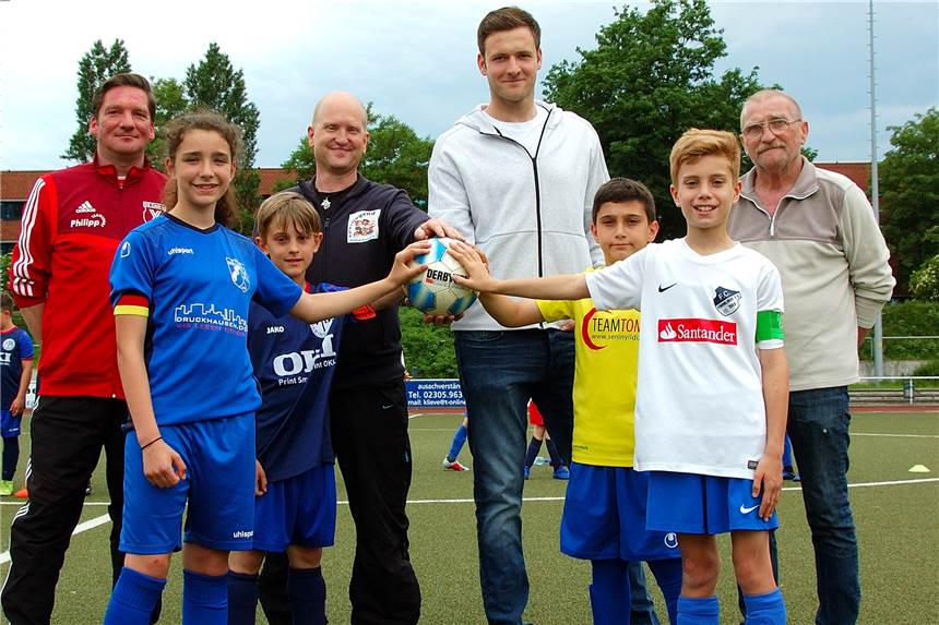Profi-Keeper Michael Esser schaut zum Auftakt der Stadtmeisterschaften genau hin Die E-Junioren-Kapitäne des SV Wacker Obercastrop, des VfB Habinghorst sowie der Spvg Schwerin und des FC Frohlinde stellten sich zum Auftakt der Juniorenfußball-Stadtmeisterschaften am Montag mit Profi-Torwart Michael Esser (Mitte) zum Erinnerungsfoto auf. Ende des Monats steigen im Stadion an der Bahnhofstraße die Endspiele.