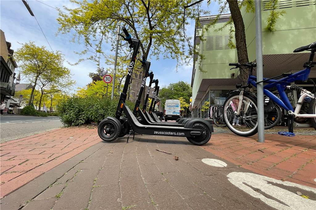 Sind sie alle weg? Über das plötzliche Verschwinden der E-Scooter -Scooter des irischen Unternehmens Zeus stehen in Castrop-Rauxel.